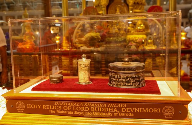 දෙව්නි මෝරි ශ්‍රී සර්වඥ ධාතූන් වහන්සේ ප්‍රදර්ශනය