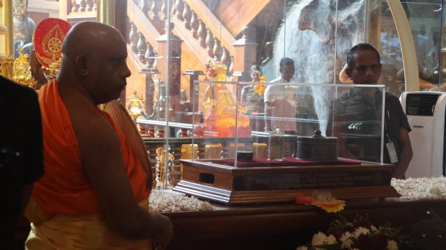 දෙව්නි මෝරි ශ්‍රී සර්වඥ ධාතූන් වහන්සේ ප්‍රදර්ශනය