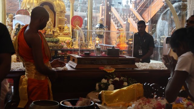 දෙව්නි මෝරි ශ්‍රී සර්වඥ ධාතූන් වහන්සේ ප්‍රදර්ශනය