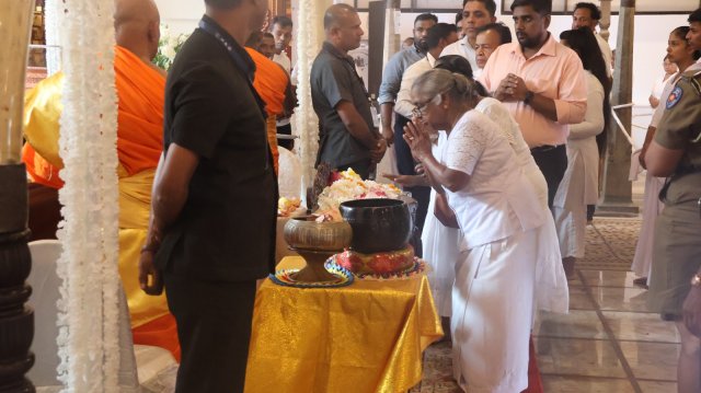 දෙව්නි මෝරි ශ්‍රී සර්වඥ ධාතූන් වහන්සේ ප්‍රදර්ශනය