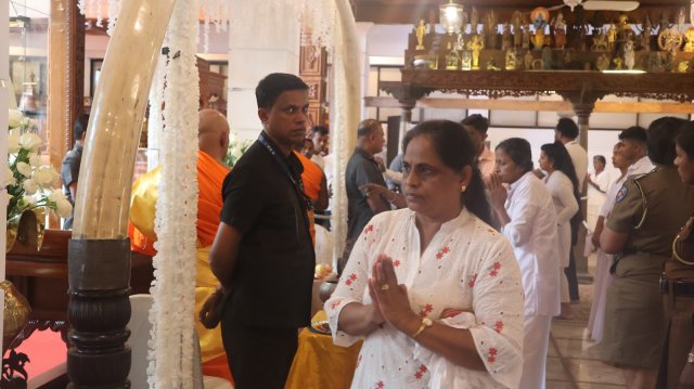 දෙව්නි මෝරි ශ්‍රී සර්වඥ ධාතූන් වහන්සේ ප්‍රදර්ශනය