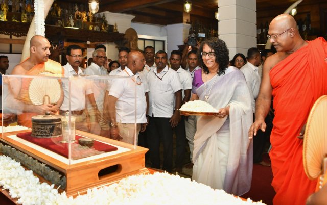 දෙව්නි මෝරි ශ්‍රී සර්වඥ ධාතූන් වහන්සේ ප්‍රදර්ශනය