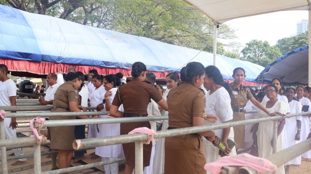 දෙව්නි මෝරි ශ්‍රී සර්වඥ ධාතූන් වහන්සේ ප්‍රදර්ශනය