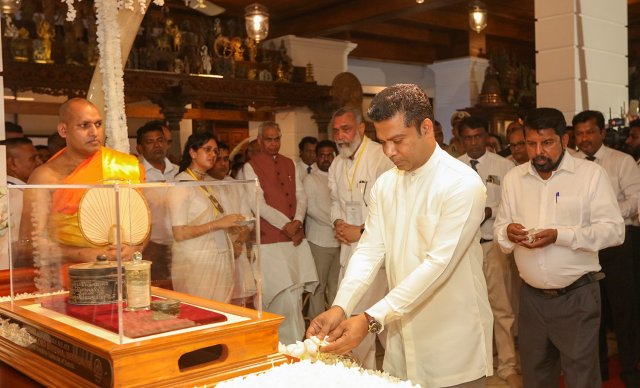 දෙව්නි මෝරි ශ්‍රී සර්වඥ ධාතූන් වහන්සේ ප්‍රදර්ශනය