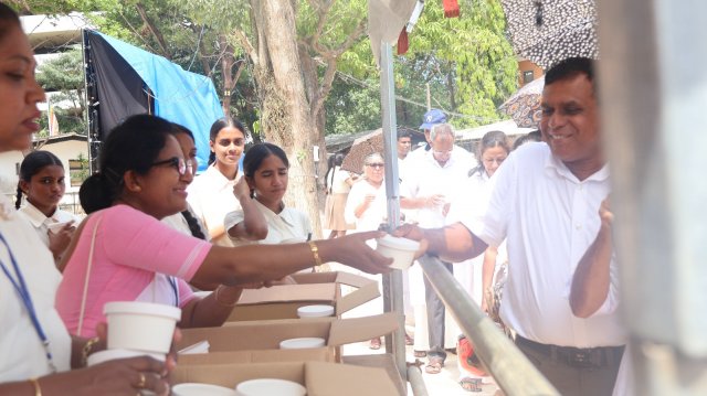 දෙව්නි මෝරි ශ්‍රී සර්වඥ ධාතූන් වහන්සේ ප්‍රදර්ශනය