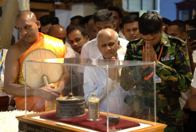 දෙව්නි මෝරි ශ්‍රී සර්වඥ ධාතූන් වහන්සේ ප්‍රදර්ශනය